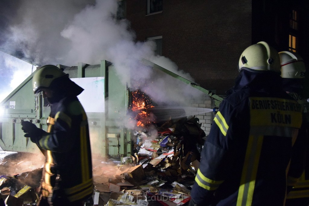 Feuer Papp Presscontainer Koeln Hoehenberg Bochumerstr P254.JPG - Miklos Laubert